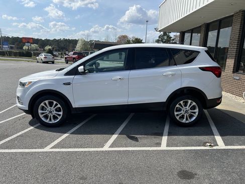 Used 2019 Ford Escape SE image 3