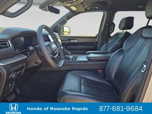 Used 2024 Jeep Wagoneer Series III AWD/4WD image 10