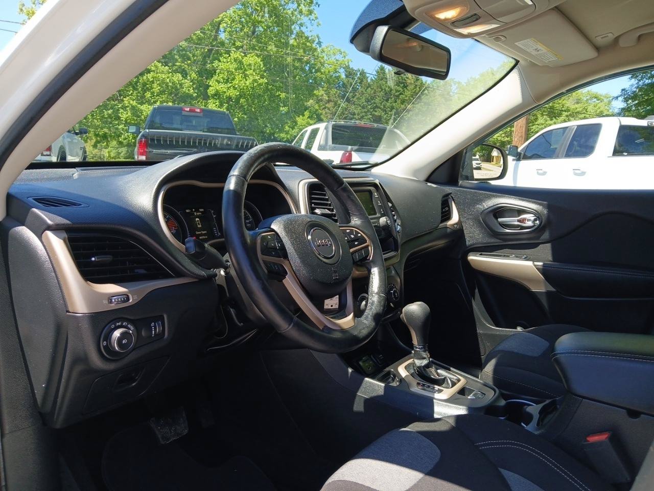 Used 2018 Jeep Cherokee Latitude w/ Altitude Package FWD image 17