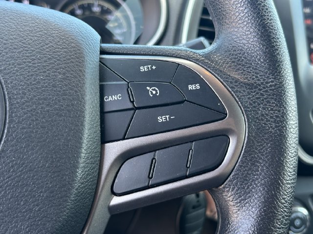 Used 2019 Jeep Cherokee Latitude w/ Popular Appearance Group AWD/4WD image 18