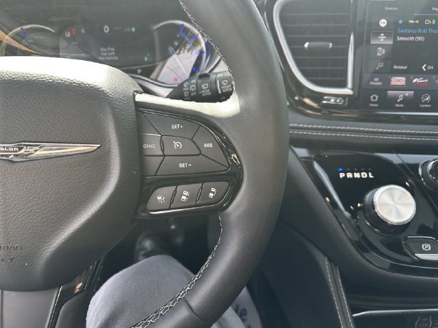 Used 2024 Chrysler Pacifica Premium FWD image 28