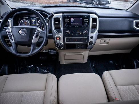 Used 2018 Nissan Titan SV image 19
