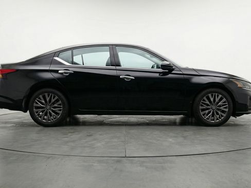 Used 2025 Nissan Altima 2.5 SV image 11