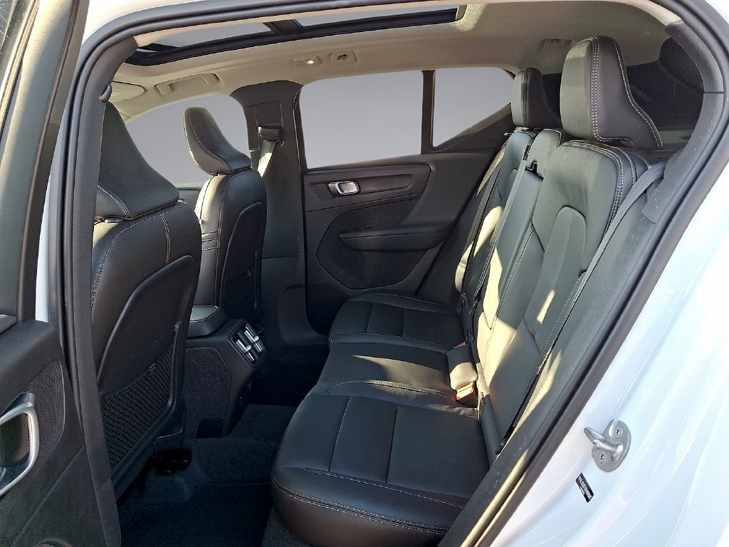 Certified 2025 Volvo XC40 B5 Plus AWD/4WD image 26