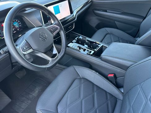 Used 2025 Volkswagen Atlas Cross Sport SE image 9