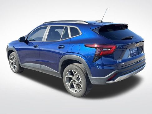 Used 2024 Chevrolet Trax LT w/ LT Convenience Package image 4