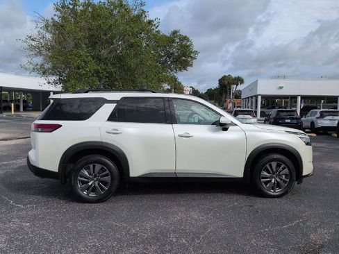 Certified 2023 Nissan Pathfinder SV FWD image 3
