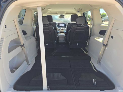 Used 2024 Chrysler Pacifica Touring-L FWD image 16