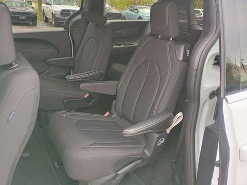 Used 2024 Chrysler Pacifica Touring FWD image 19