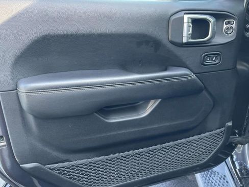 Used 2018 Jeep Wrangler Unlimited Sahara image 9