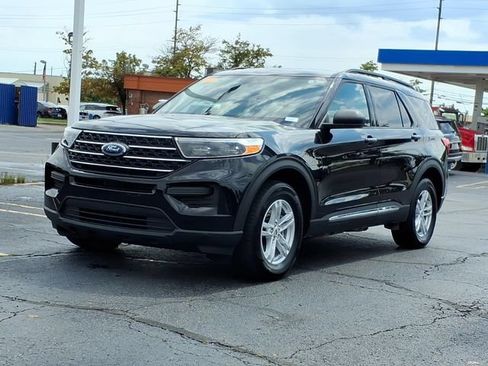 Used 2023 Ford Explorer XLT AWD/4WD image 3