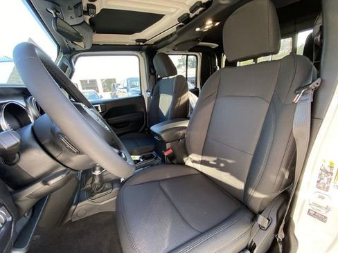 Used 2023 Jeep Gladiator Sport AWD/4WD image 11