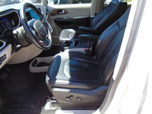 Used 2017 Chrysler Pacifica Touring-L FWD image 14
