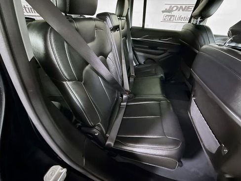 Used 2023 Jeep Grand Cherokee Limited w/ Black Appearance Package image 30