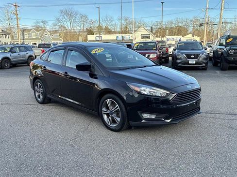 Certified 2018 Ford Focus SE w/ SE Appearance Package image 3