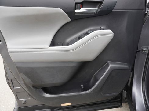 Used 2022 Toyota Highlander XLE image 21