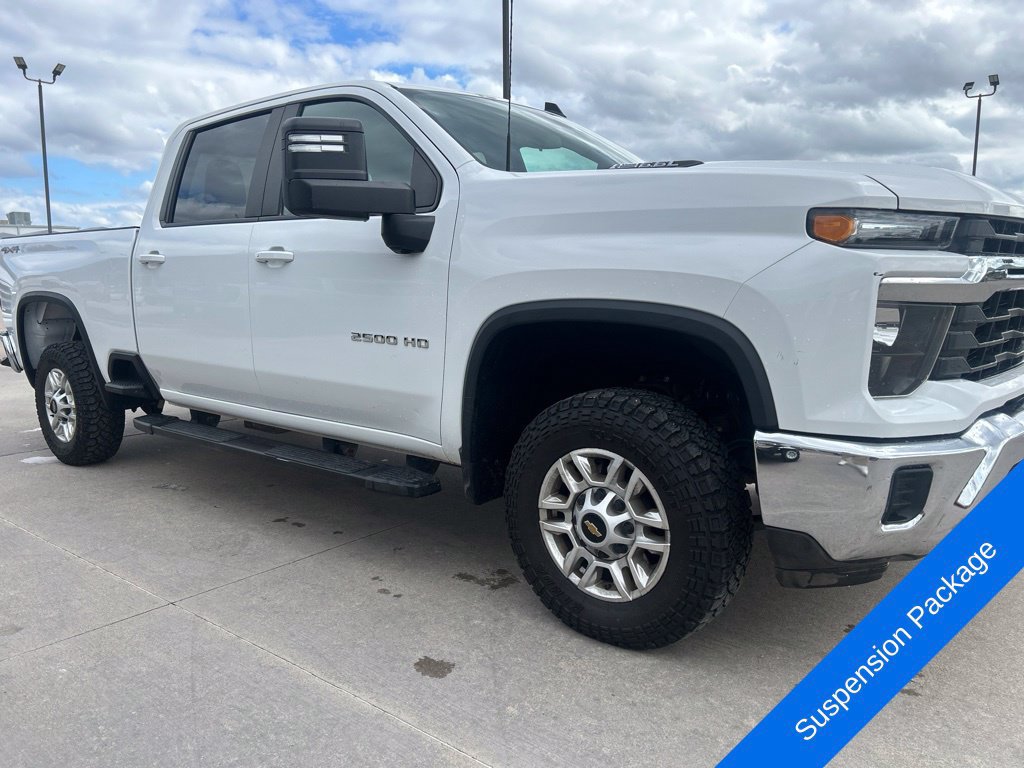 Used 2024 Chevrolet Silverado 2500 LT AWD/4WD image 3
