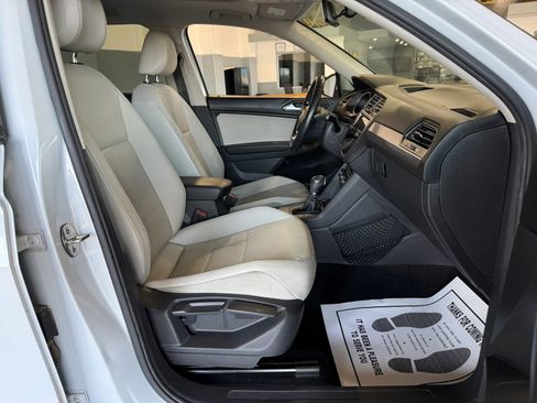 Used 2018 Volkswagen Tiguan SE w/ Panoramic Sunroof Package image 12