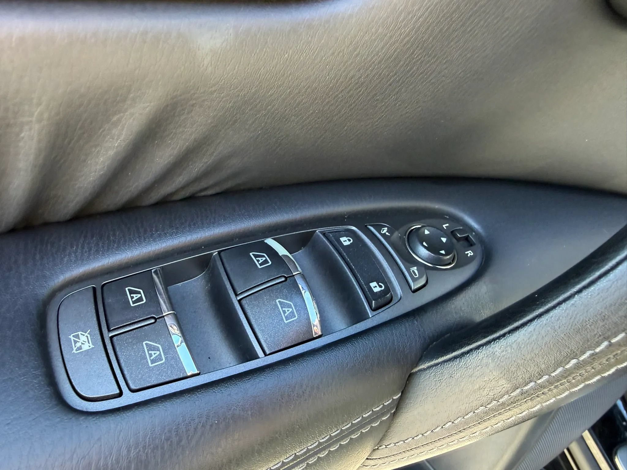 Used 2017 Nissan Armada SL w/ Interior Lighting Package AWD/4WD image 20