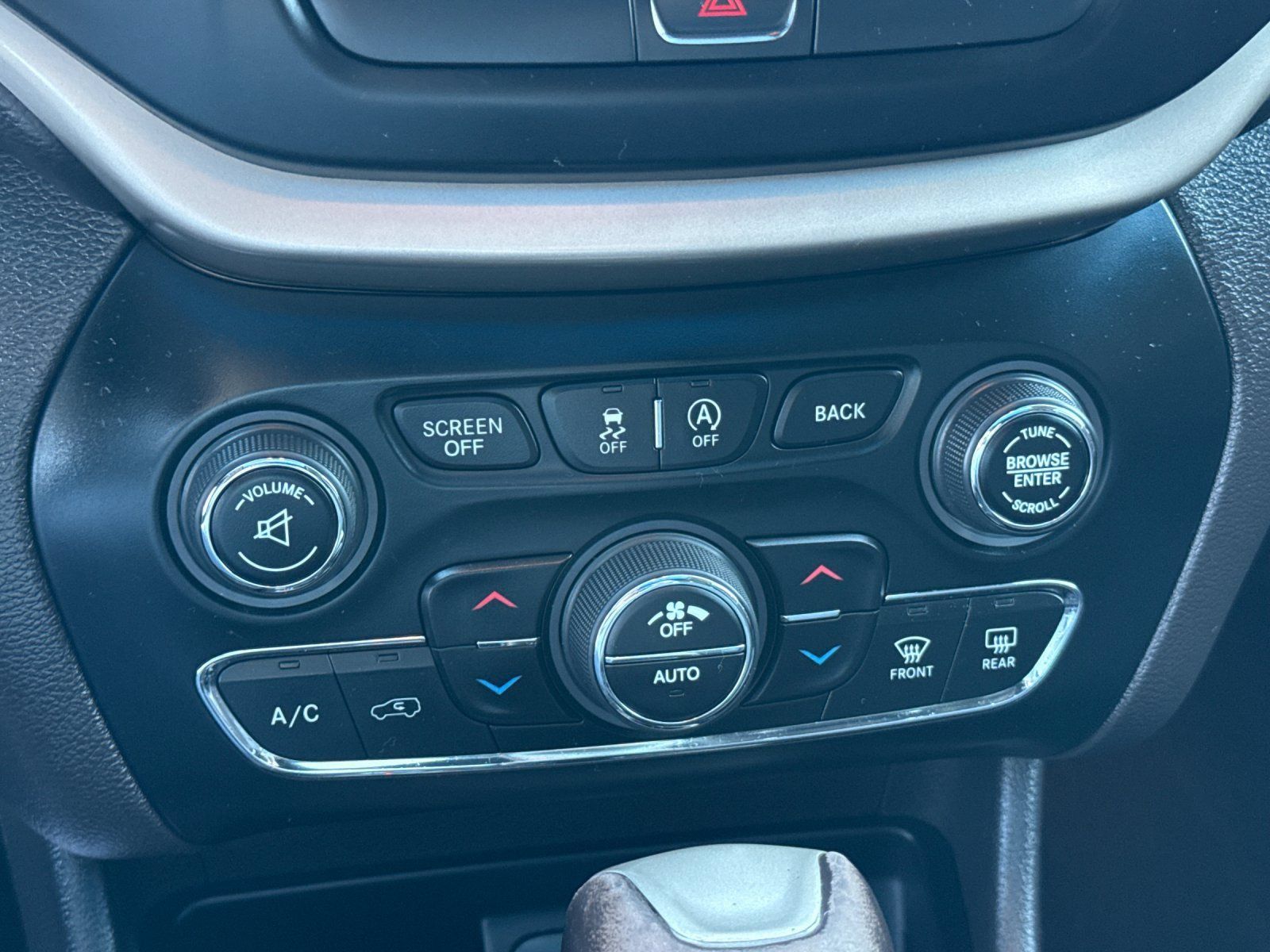 Used 2015 Jeep Cherokee Trailhawk w/ Comfort/Convenience Group AWD/4WD image 22