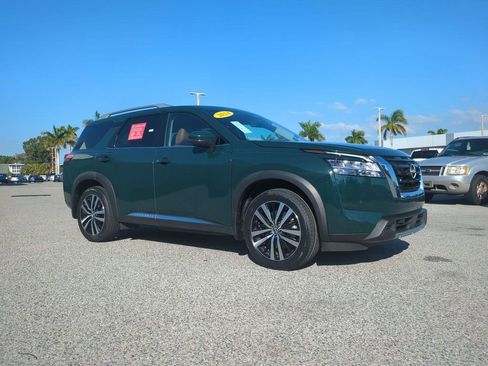 Certified 2024 Nissan Pathfinder Platinum image 3