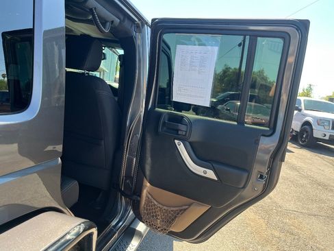 Used 2014 Jeep Wrangler Unlimited Sahara w/ Connectivity Group AWD/4WD image 30