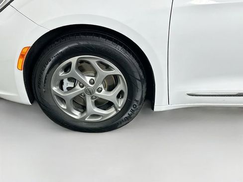Used 2023 Chrysler Pacifica Limited FWD image 33