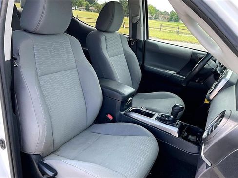 Used 2018 Toyota Tacoma SR5 AWD/4WD image 7