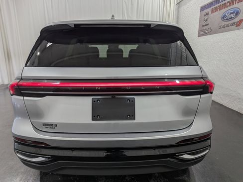 Used 2025 Lincoln Nautilus Premier image 9