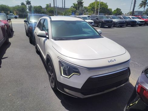 Used 2025 Kia Niro LX FWD image 2