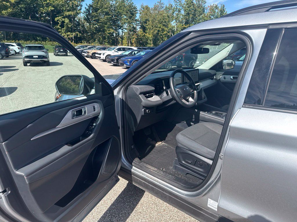 Used 2025 Ford Explorer Active AWD/4WD image 9