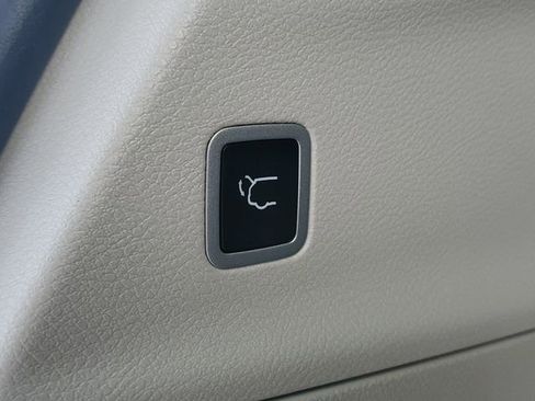 Used 2023 Chrysler Pacifica Limited image 11