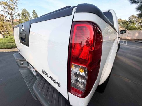 Used 2010 Nissan Frontier SE image 13