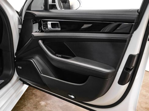 Used 2019 Porsche Panamera image 40