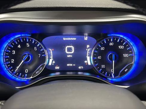 Used 2024 Chrysler Pacifica Touring image 16