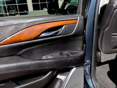 Used 2019 Cadillac Escalade Luxury image 41