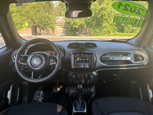 Used 2021 Jeep Renegade Latitude w/ Luxury Group II AWD/4WD image 11