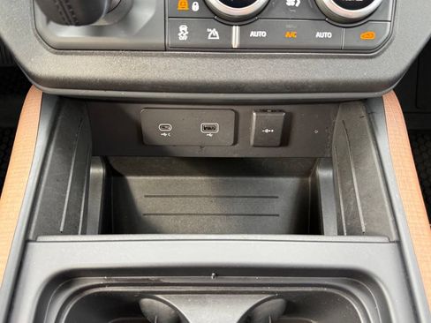 Used 2024 Land Rover Defender 130 X-Dynamic SE AWD/4WD image 22