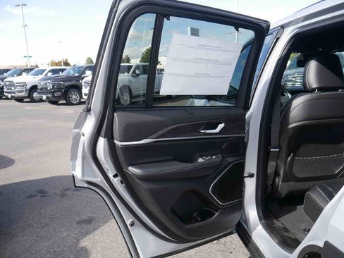 New 2025 Jeep Grand Cherokee Limited w/ Luxury Tech Group II image 9