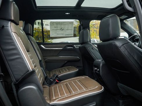 New 2026 GMC Acadia Denali Ultimate w/ LPO, Floor Liner Package AWD/4WD image 13