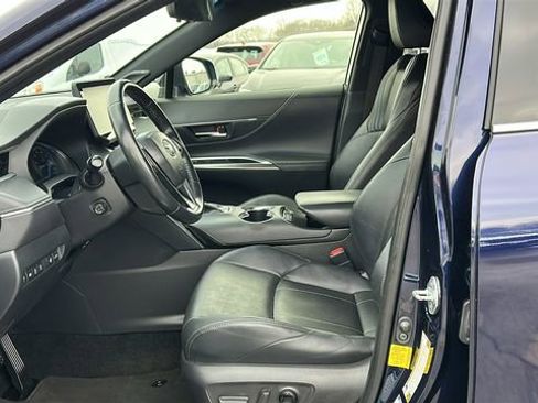 Used 2022 Toyota Venza Limited w/ Advanced Technology Package image 9