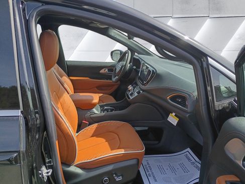 New 2026 Chrysler Pacifica Pinnacle FWD image 16