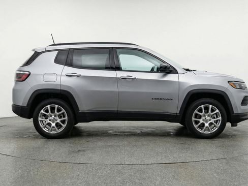 Used 2025 Jeep Compass Limited image 11
