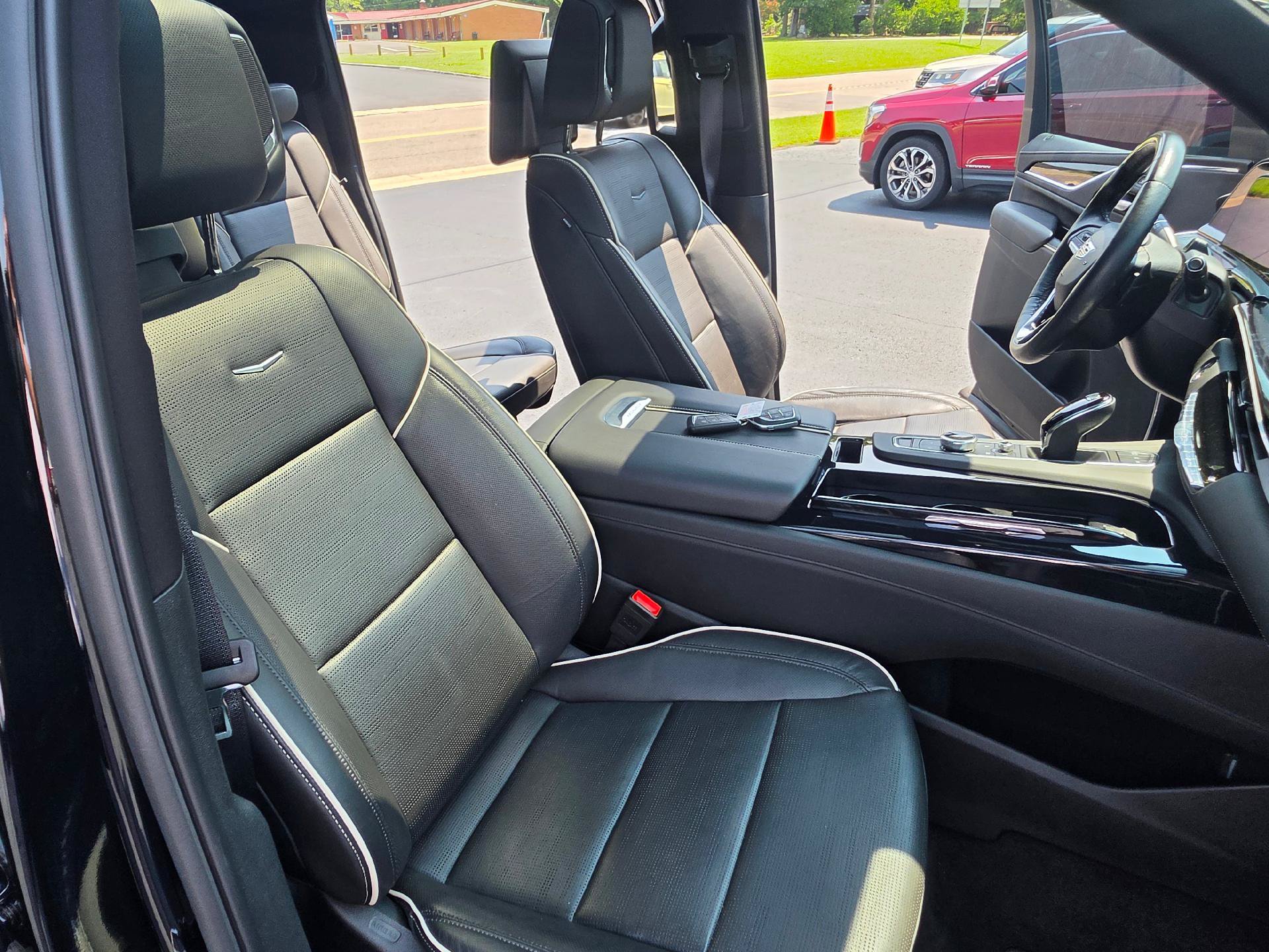 Used 2024 Cadillac Escalade ESV Sport w/ LPO, ONYX Package AWD/4WD image 14