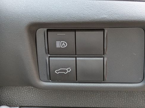 Used 2021 Toyota Highlander XLE FWD image 21