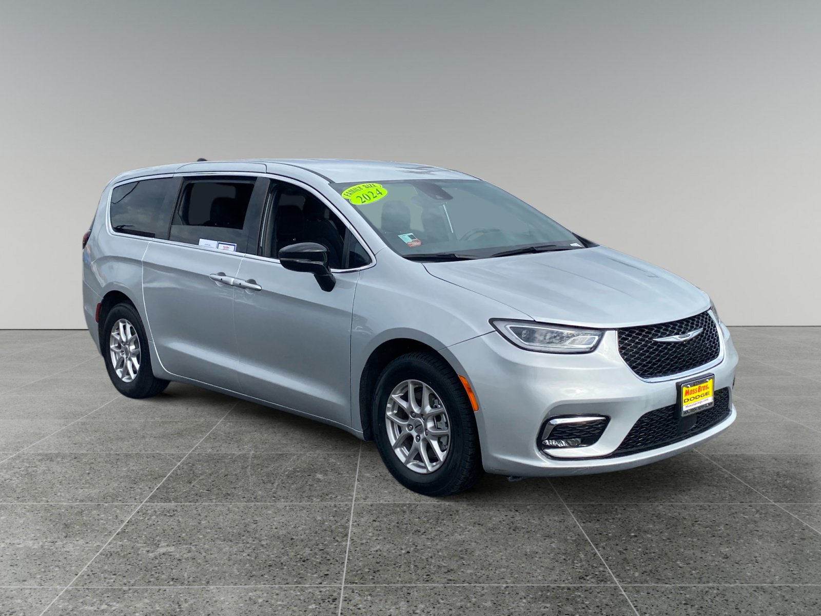 Used 2024 Chrysler Pacifica Touring FWD image 7