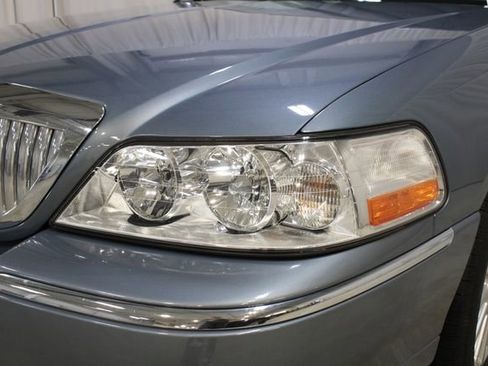 Used 2003 Lincoln Town Car Signature image 29