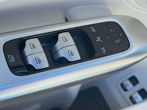 Used 2025 Mercedes-Benz GLC 350e image 23