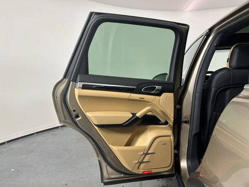 Used 2016 Porsche Cayenne AWD/4WD image 28