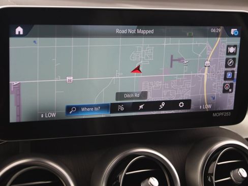 Used 2022 Mercedes-Benz GLC 300 4MATIC w/ Driver Assistance Package image 9